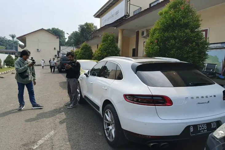 Polisi Periksa Pegawai...