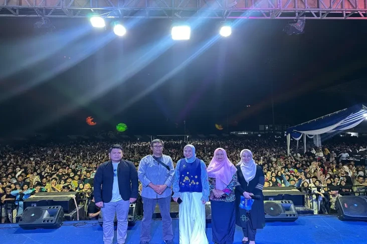 Puluhan Ribu Warga Hadiri...