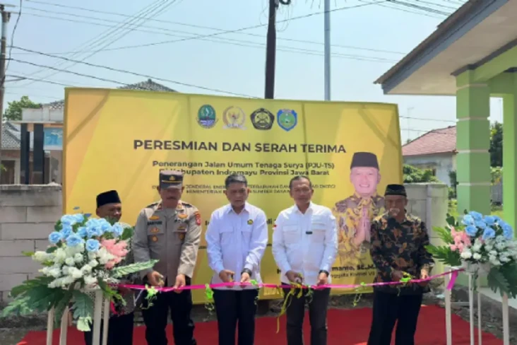 Komisi VII DPR Serahkan...