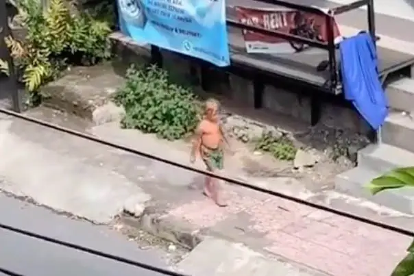 Viral Bocah Bule Berkeliaran...