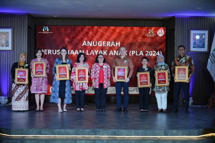 Menteri PPPA Berikan...