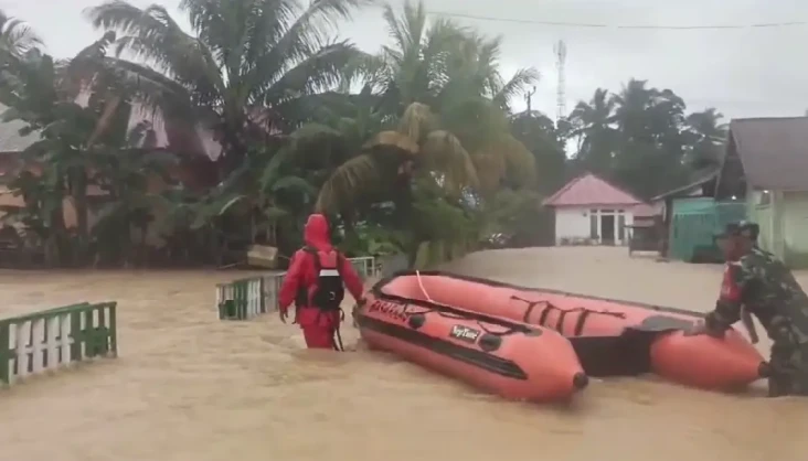 Hujan Deras, Ratusan...