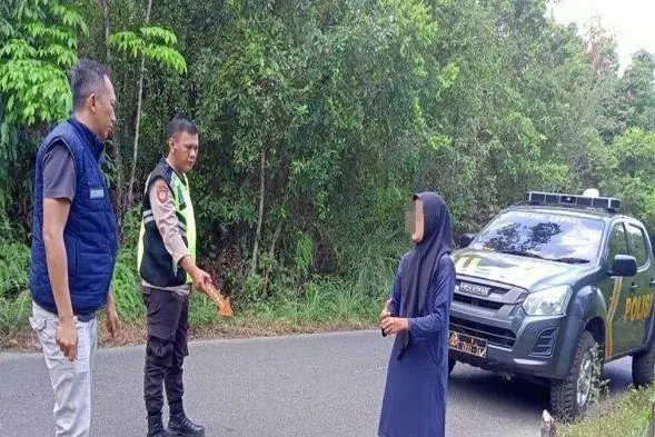 Ngeri! Mama Muda Gendong...