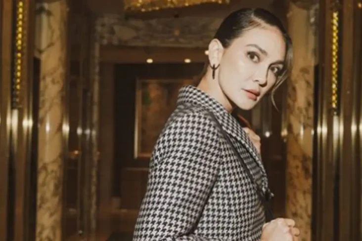 Luna Maya Tanggapi Fenomena...