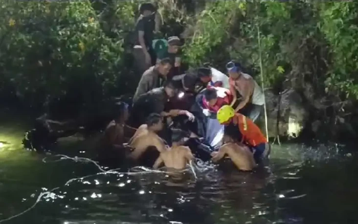Minibus Terjun ke Danau...