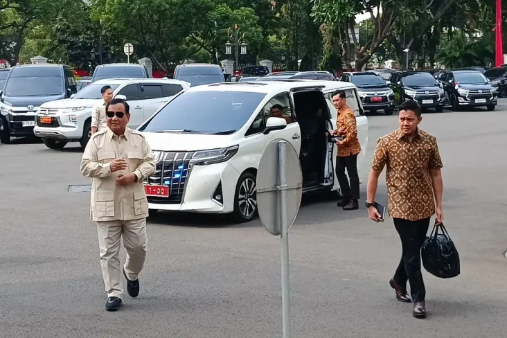 Prabowo Sambangi Istana,...