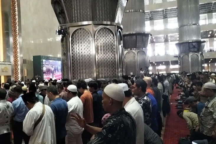 Ratusan Jemaah Salat...