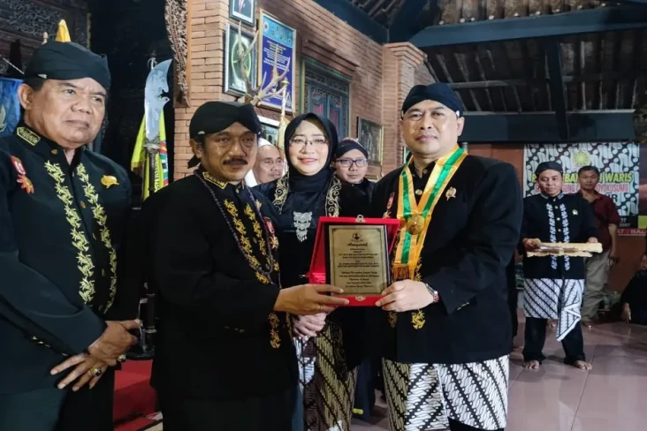Rektor UBK Dapat Gelar...
