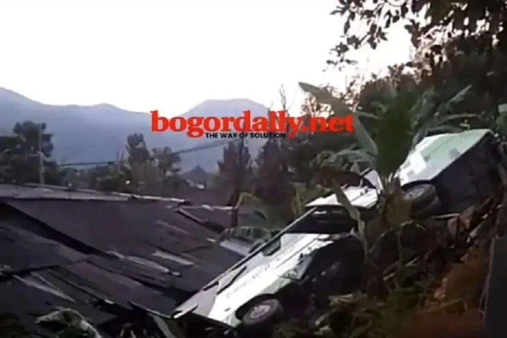 Bus Wisatawan Terjun...