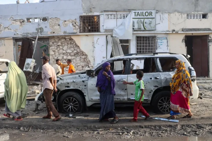 Bom Bunuh Diri di Mogadishu,...