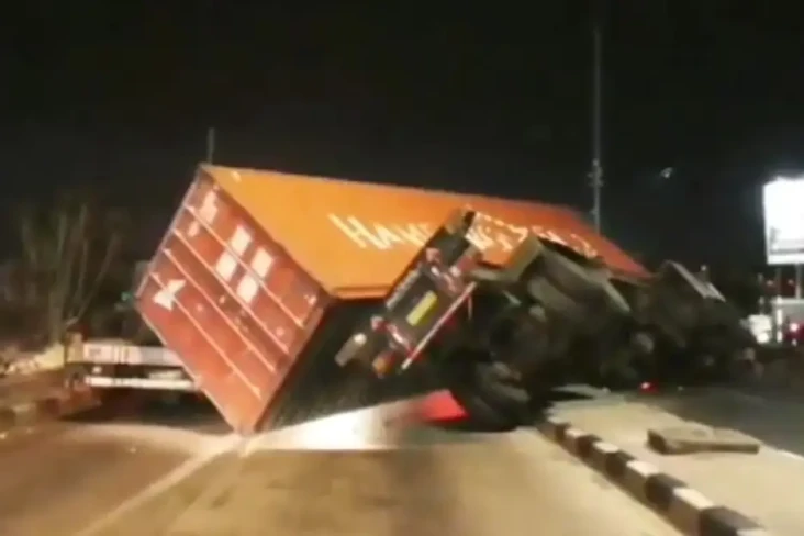 Ngeri! Kontainer Terguling...