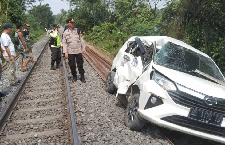 Diseruduk Kereta Api,...