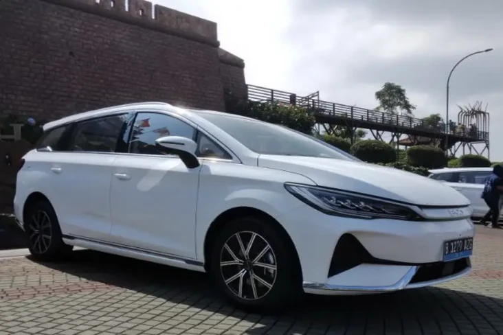 BYD M6, Mobil Listrik...