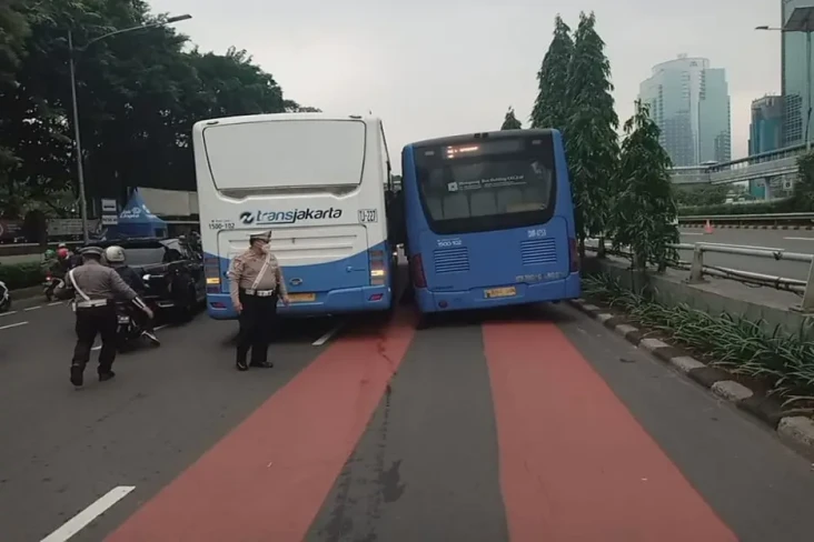 Bus Transjakarta Pecah...