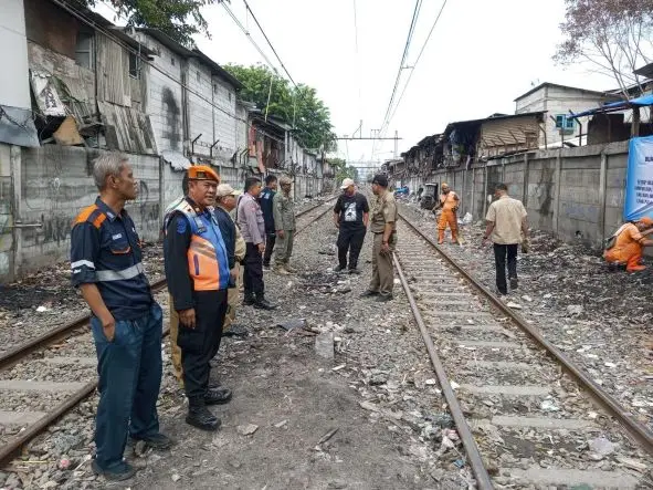 Awas! Buang Sampah Ke...