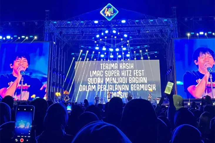 Ribuan Penonton Memenuhi...