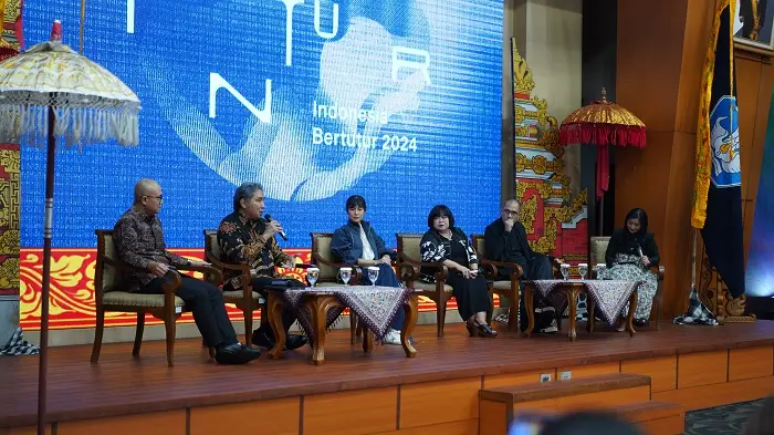 Dian Sastrowardoyo Sutradarai...