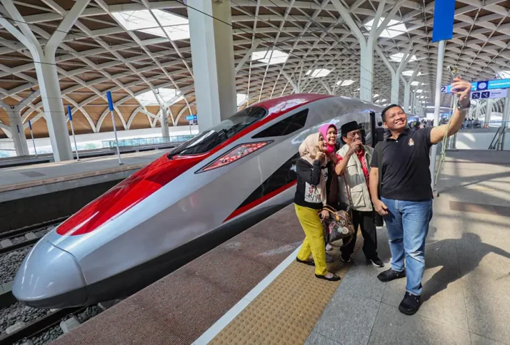 Harga Tiket Kereta Cepat...