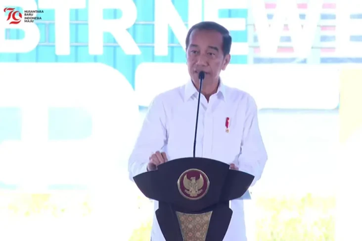 Jokowi Resmikan Pabrik...