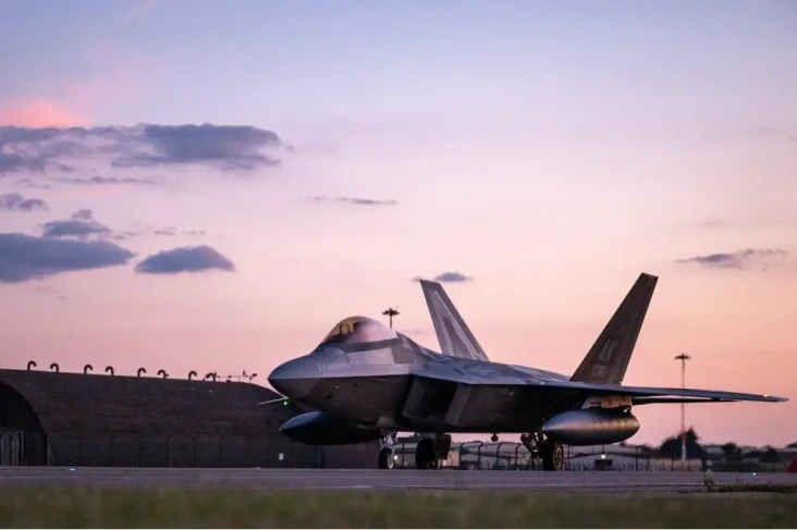 Jet Tempur Siluman F-22...