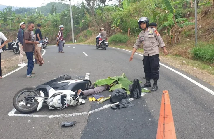 Gagal Nyalip Sedan,...