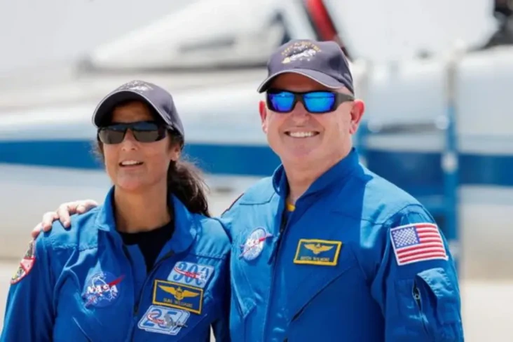 Dua Astronot yang Terjebak...