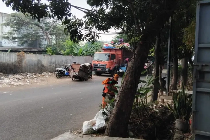 Keluhkan Tumpukan Sampah,...