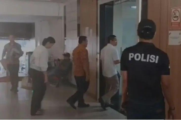 Dampingi Istri Diperiksa...