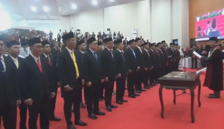 Pelantikan 30 Anggota...
