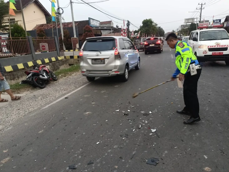 Tabrak Truk, Pemotor...