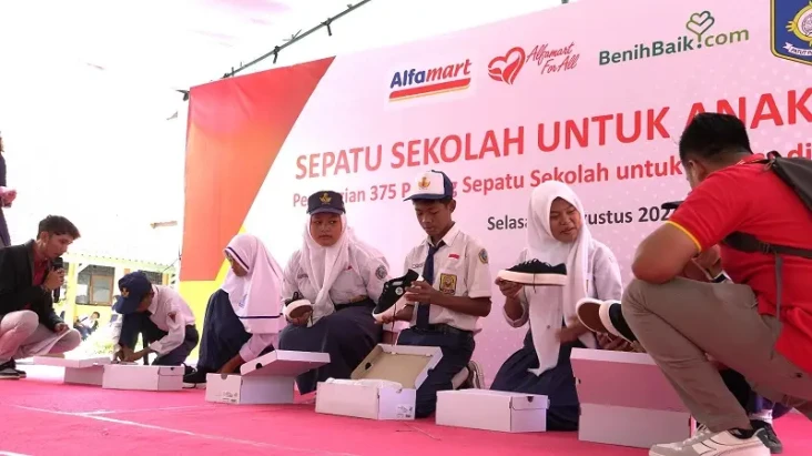 Sepatu untuk Anak Bangsa,...