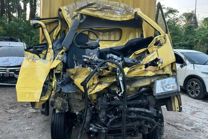 Mobil Boks Tabrak Truk...