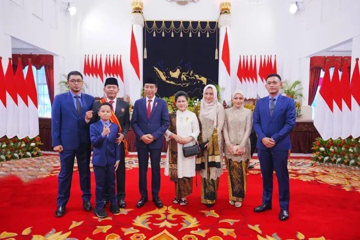 Presiden Anugerahi Mantan...