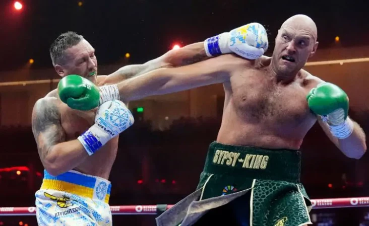 Oleksandr Usyk Kalahkan...