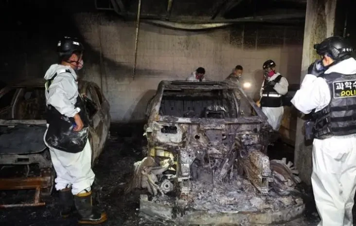 Mercedes Benz EQE Terbakar,...