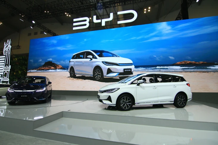 BYD M6: Mobil Listrik...