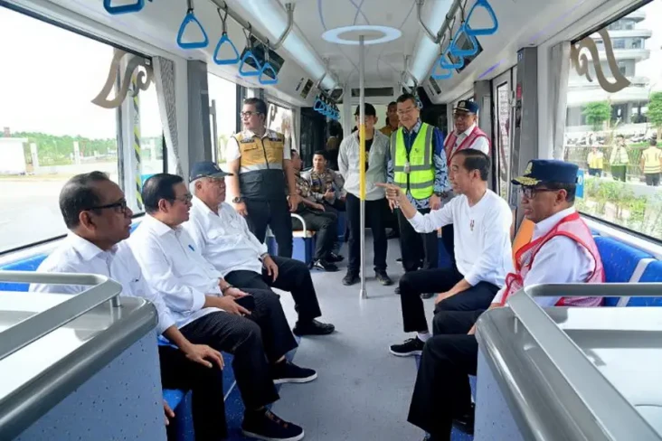 Jokowi Jajal Bus Otonom...