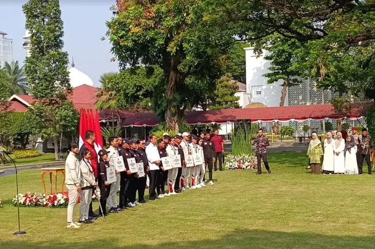 Jokowi Berikan Bonus...
