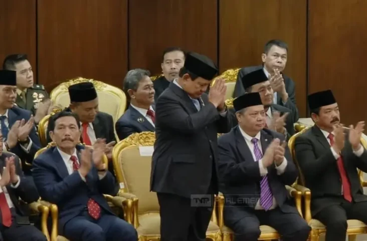 Prabowo Berdiri saat...