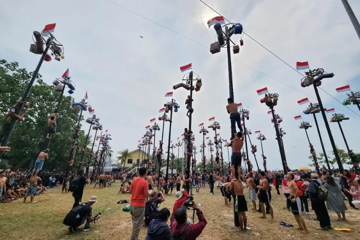 Seru! Lomba Panjat Pinang...