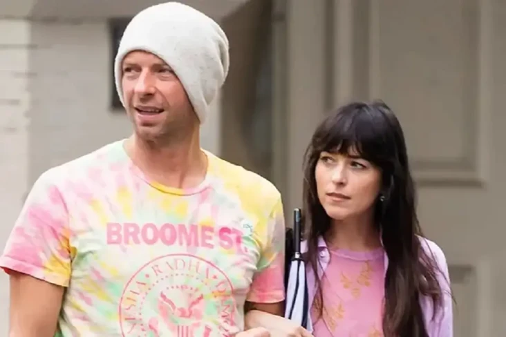 Dakota Johnson Tepis...