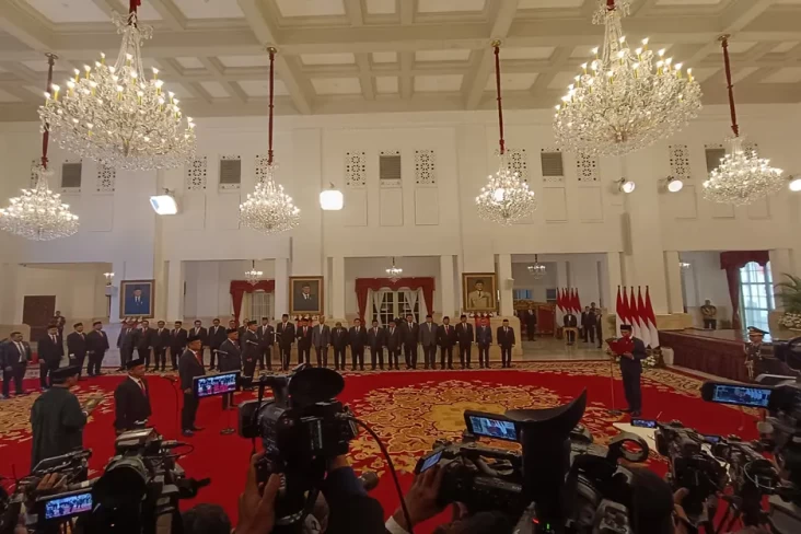 Jokowi Lantik Menteri...
