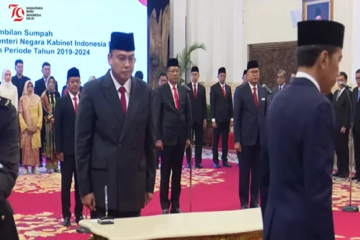 Jokowi Lantik Angga...