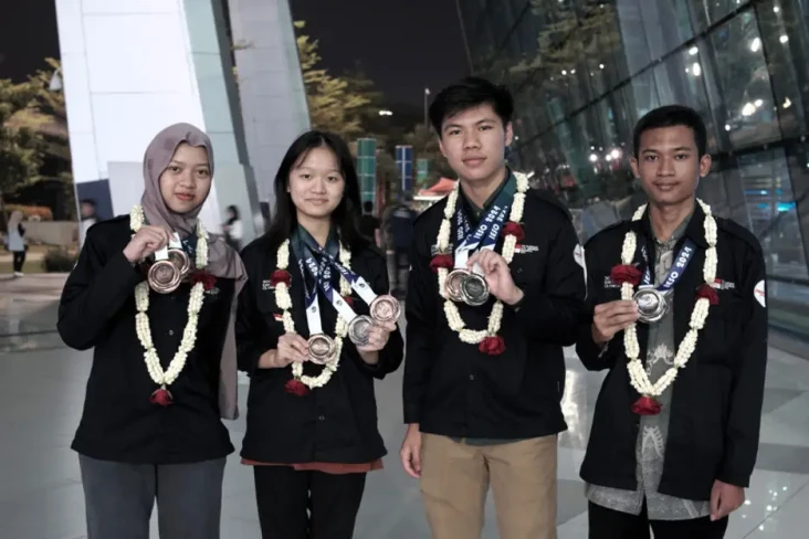 Kado HUT ke-79 RI, Pelajar...