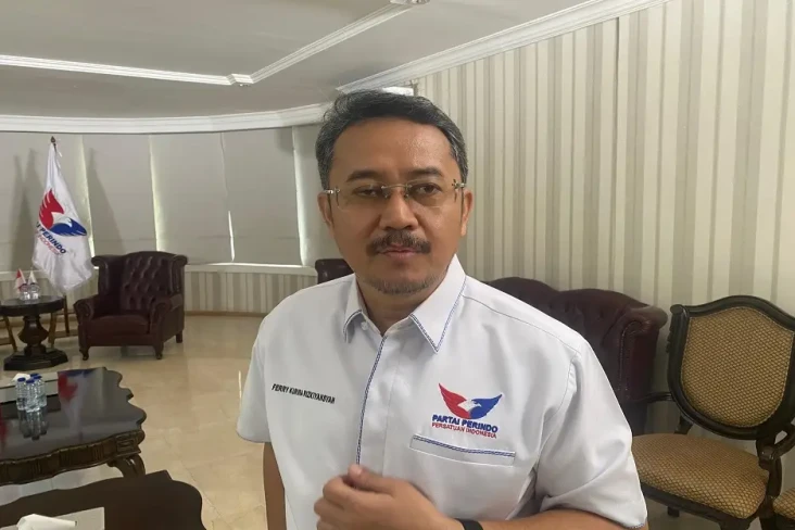 Serahkan SK ke Puluhan...