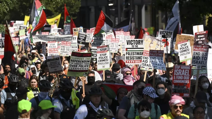 Demonstran Pro-Palestina...