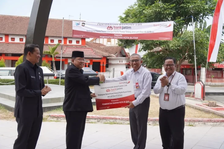 Bank Jatim Berikan Bantuan...