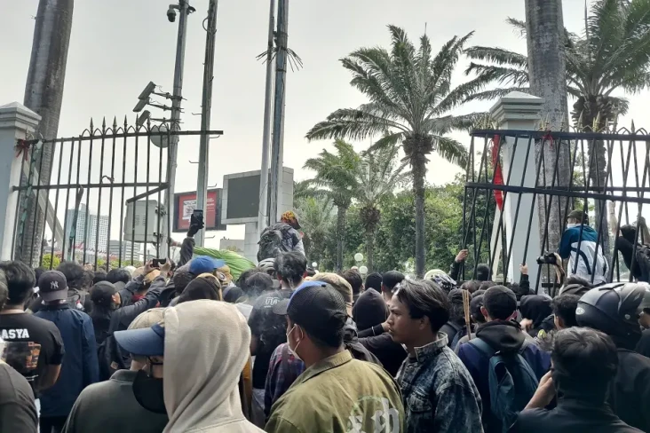 Pengunjuk Rasa Jebol...