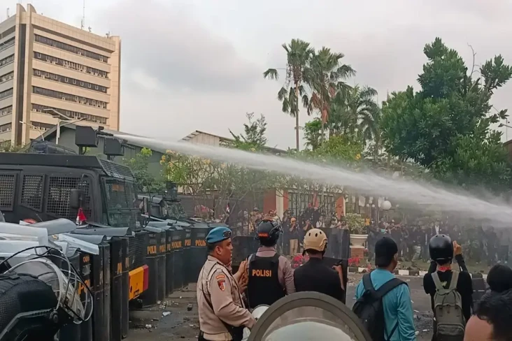 Polisi Pukul Mundur...