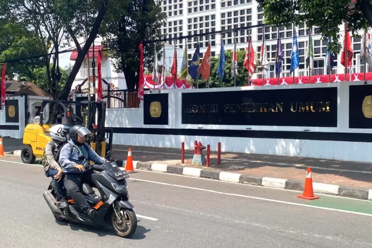Situasi di KPU Masih...